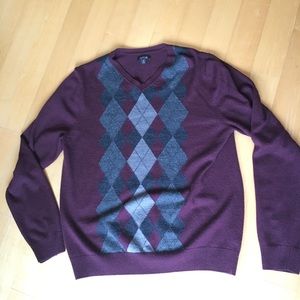 Men’s Apt. 9 Maroon Sweater, Size Medium.